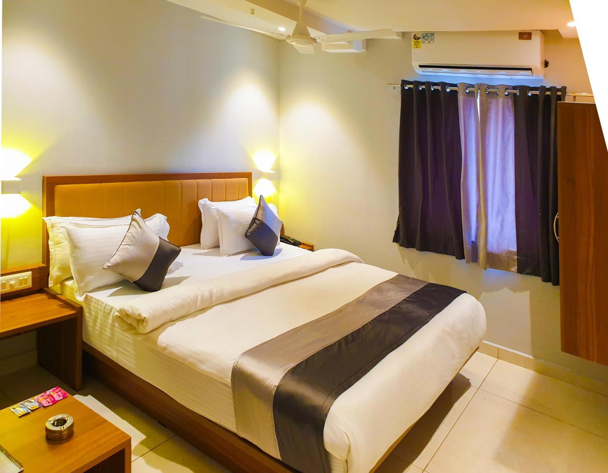 Hotel Nova Star Rajkot Extérieur photo