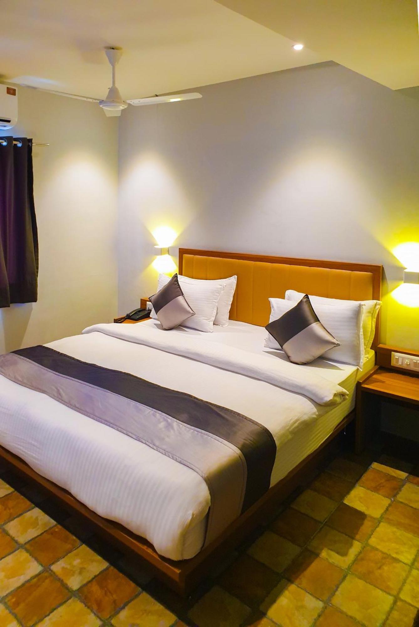 Hotel Nova Star Rajkot Extérieur photo