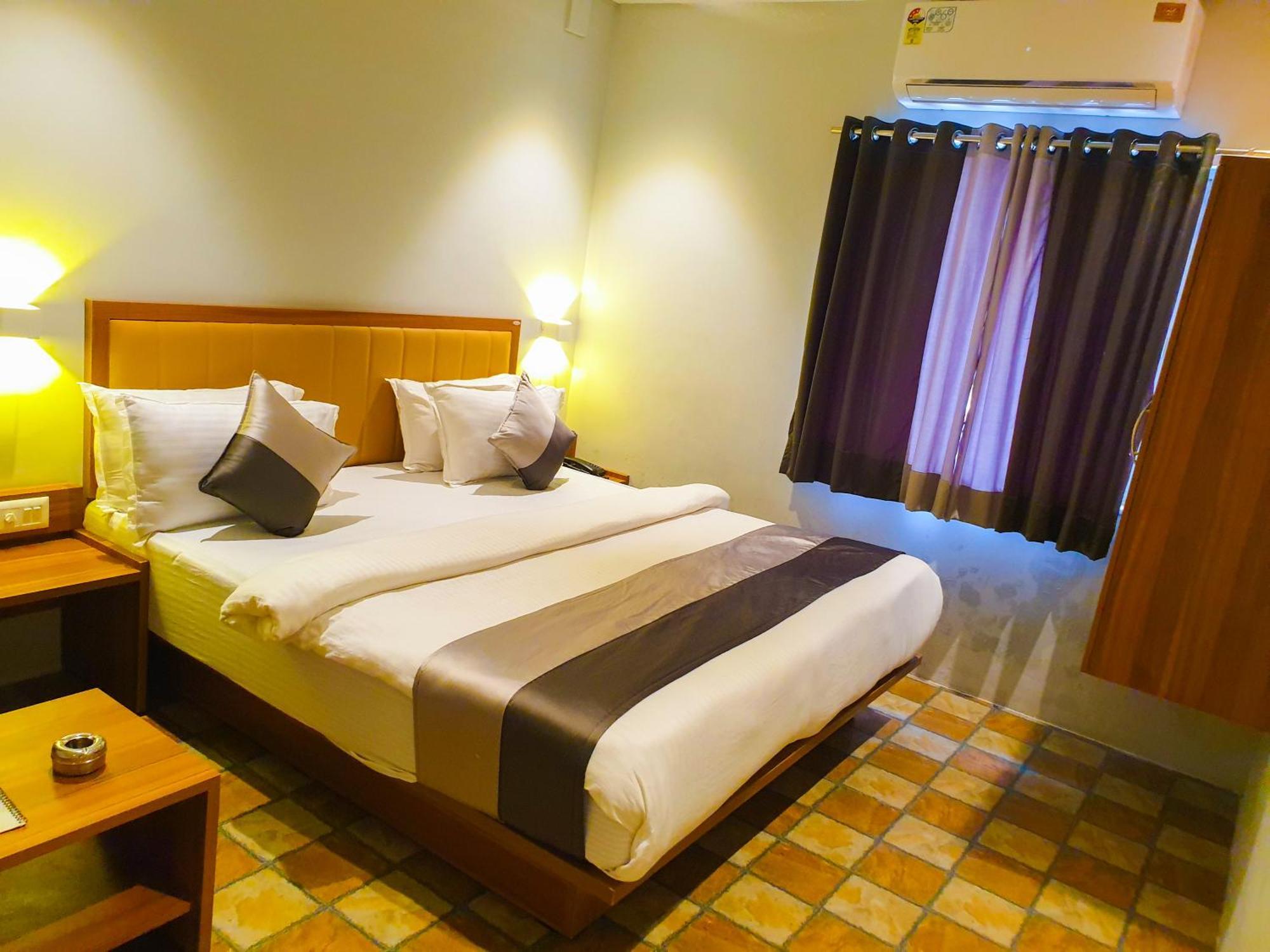 Hotel Nova Star Rajkot Extérieur photo